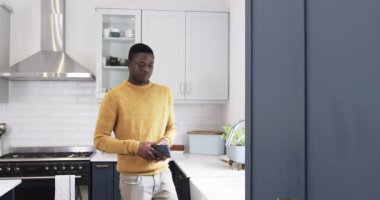 Afro-Amerikalı adam mutfakta bayram kutlaması için hazırlanıyor. Aşçılık, hazırlık, aile, neşe, gelenek, toplanma