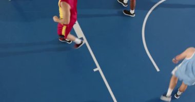 Oyuncular basketbol sahasında yoğun bir şekilde yarışıyor, atış yapmaya odaklanıyor. rekabet, takım çalışması, spor, sporcular, oyun, strateji