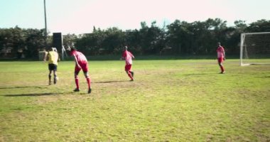 Sahada futbol oynamak, açık havada rekabet eden erkekler. Spor, takım, yarışma, atlet, oyun, takım çalışması