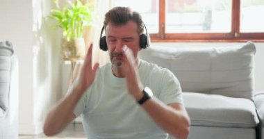 Son sınıf öğrencisi evde kulaklıkla meditasyon yapıyor, iç huzurunu arıyor. Meditasyon, farkındalık, rahatlama, sükunet, sağlık, yaşlılık