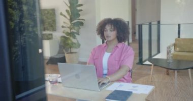 Masada meditasyon, ayrıca işe gitmeyen dizüstü bilgisayarlı bir kadın. İş yeri, rahatlama, farkındalık, meditasyon, sağlık, sükunet.