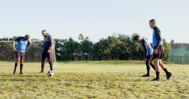 Sahada futbol oynamak, oyuncular ve koç antrenman için hazırlanıyor. Spor, takım çalışması, koçluk, antrenman, hazırlık, egzersiz