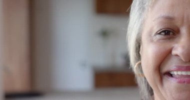 Gülümseyen, zamanının tadını çıkaran, neşeli yüz ifadesine yakın çekim yapan, evinde, fotokopi çeken bir kadın. Mutluluk, neşe, yaşlılık, duygular, pozitif