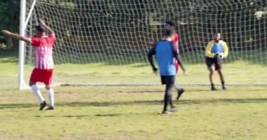 Gol attıktan sonra kutlama yapan kırmızı üniformalı futbolcular sahada. Kutlama, takım çalışması, spor, zafer, rekabet, sporcular