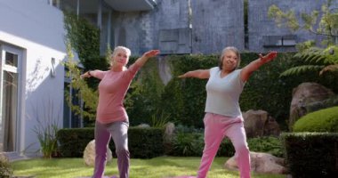 Açık havada egzersiz yapmak, çok ırklı bayan arkadaşların kollarını germesi ve spor rutininin tadını çıkarması. egzersiz, sağlık, sağlıklı, aktif