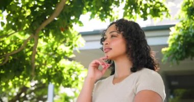 Gülümseyen kadın, güneşli havanın tadını çıkartıyor. Doğa, rahatlama, rahatlama, yaşam tarzı, mutluluk, yeşillik.