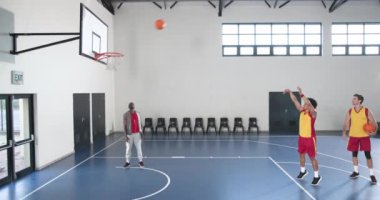 Kapalı alanda antrenman yapmak, basketbol oyuncularının takım çalışmasına ve yeteneklerine odaklanması. Spor, antrenman, yarışma, egzersiz, pratik