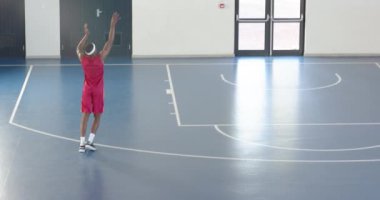 Parlak zemini ve doğal ışığın içeri aktığı boş bir basketbol sahası. Spor, kapalı alan, ahşap, arena, güneş ışığı, atletizm