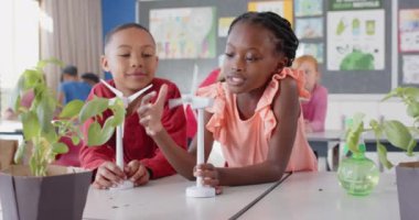 Rüzgâr türbini modeli ile bilim deneyi yapmak, okul sınıfındaki çocuklar. Çocuklar, öğrenim, eğitim, rüzgar enerjisi, yenilenebilir, öğrenciler