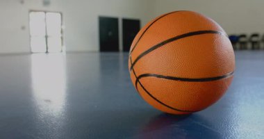 Basketbol salonu zemininde boş sahada, maça ya da antrenmana hazır, fotokopi alanı. Spor, spor, spor salonu, spor salonu, yarışma, antrenman