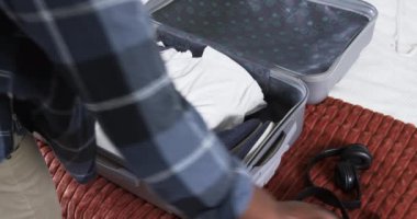 Evde tatil için giysi ve ayakkabıyla birlikte bavul hazırlıyorum. tatil, organizasyon, hazırlık, bavul, giysi, ayakkabı