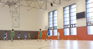 Spor salonunda basketbol oynamak, okulda antrenman yapan öğrenciler. Spor, takım çalışması, antrenman, antrenman, spor, egzersiz.
