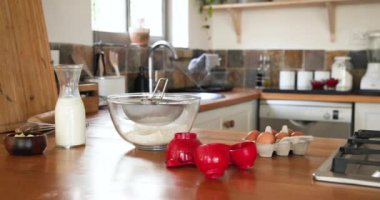 Un, süt ve yumurta karıştırma, kadın sıcak mutfakta tatlı hazırlıyor. Pişirme, pişirme, ev yapımı, hamur işi, aşçılık, malzeme