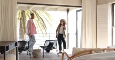 Mutlu çift bavullarıyla tatil evine geliyor, tatilin tadını çıkarıyorlar. seyahat, rahatlama, turizm, varış yeri, heyecan, eğlence