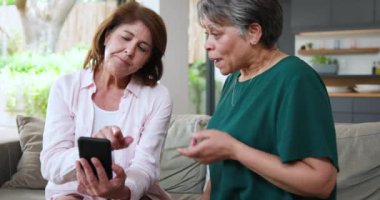 Üst düzey kadınlar evde akıllı telefon içeriğini tartışıyor, görüşlerini ve duygularını paylaşıyorlar. Yaşlılar, sohbet, teknoloji, iletişim, yaşam tarzı, arkadaşlık