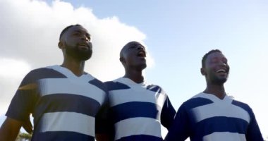 Alkışlayan ve tezahürat yapan Afro-Amerikan erkek sporcular sahada zaferi kutluyor. Kopya uzayı. Spor, kutlama, başarı