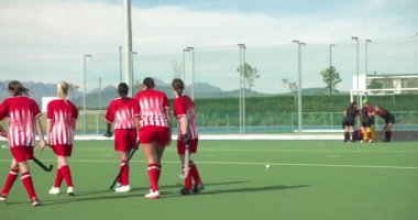 Kadın hokey takımı açık havada antrenmana hazırlanıyor. Spor, takım çalışması, sporcular, çim hokeyi, antrenman, bayan sporcular.