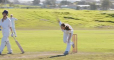 Kriket oynuyor, beyaz üniformalı bir kadın maç sırasında sahada koşuyor. Spor, yarışma, atlet, aksiyon, takım çalışması, açık hava