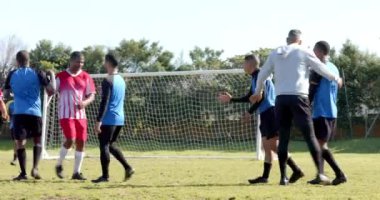 Üniformalı futbolcular sahada bir araya gelip maça hazırlanıyorlar. Takım, spor, yarışma, futbol, oyun, hazırlık