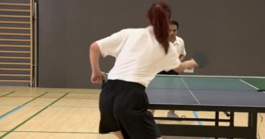 Masa tenisi oynamak, adam spor salonunda kürekle topa vuruyor. rekabet, atlet, eğlence, oyun, eylem, fitness