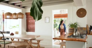 Çok ırklı bir çift evde gülüyor ve konuşuyor, birlikte güzel vakit geçiriyorlar. Yaşam tarzı, aile, mutluluk, sohbet, bağ, aşk