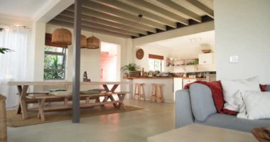 Ahşap tabure ve bitkilerle dolu rahat bir mutfak, pencereden süzülen güneş ışığı, kopyalama alanı. iç mekan, ev, dekor