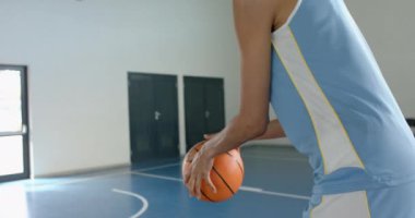 Basketbol oynuyor, spor giyimli bir kadın potaya, fotokopi alanına top atmayı hedefliyor. fitness, shoot, takım çalışması, rekabet, egzersiz, atlet