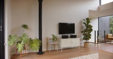 Geniş televizyonlu, kapalı mekanlı ve minimalist dekorlu modern oturma odası, kopyalama alanı. İç mekan, modern, ev, dekorasyon, tasarım, konfor