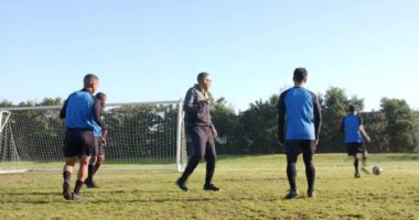 Futbol oynamak, arka planda golle sahada antrenman yapmak. takım sporları, antrenman, takım çalışması, antrenman, açık hava, egzersiz