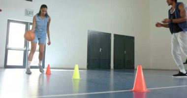 Külahlara basketbol topu sürmek, koçları ile kapalı sahada antrenman yapan bir kadın. Spor, koçluk, spor, antrenman, atlet, takım çalışması