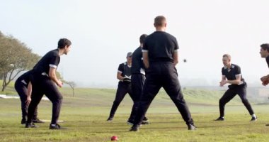 Kriket oynamak, sahada antrenman yapmak, siyah üniformalar giymek, maçtan zevk almak. Spor, takım çalışması, egzersiz, pratik, açık hava, atletizm