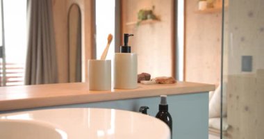 Doğal tuvalet eşyaları ve rahat dekorları olan modern banyo rahatlatıcı bir atmosfer yaratıyor, kopyalama alanı yaratıyor. Rahatlama, spa, sağlık, ev, minimalizm, iç tasarım