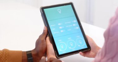Çeşitli çiftler akıllı ev ışıklandırma ayarlarını birlikte kontrol etmek için tablet kullanıyorlar. Teknoloji, otomasyon, bağlantı, yenilik, yerli, yaşam tarzı