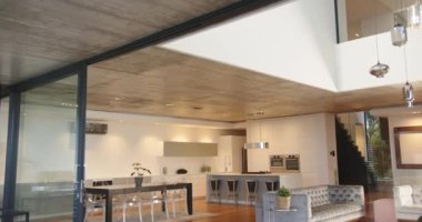 Modern açık konsept mutfak ve evinde şık mobilya ve dekorlarla oturma odası. İç tasarım