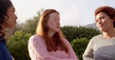 Dışarıda takılmaktan, çeşitli bayan arkadaşlarının birlikte gülmesinden ve gülmesinden hoşlanırdı. Beraberlik, mutluluk, açık hava, boş zaman, kaynaşma, dostluk