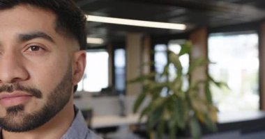 Modern ofisteki gülümseyen Hintli adam doğal ışık ve yeşil bitkilerle donatılmış. İş, profesyonel, çalışma alanı, şirket, yeşillik, doğal ışıklandırma