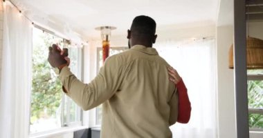 Çift evde neşeyle dans ediyor, neşeli ve mutlu hissediyorlar. Kutlama, mutluluk, ilişki, neşe