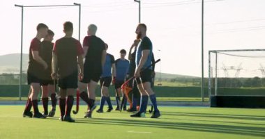 Erkek hokey oyuncuları sahada baston taşıyor ve üniforma giyiyor. Spor, takım, sporcular, yarışma