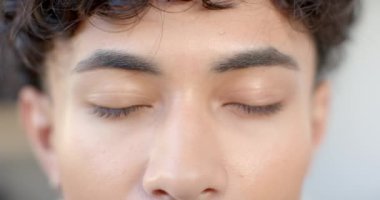 Özgüven ve kendini ifade etme, insanın gözlerine yakın çekim. Bakış, duygu, samimiyet, kişilik