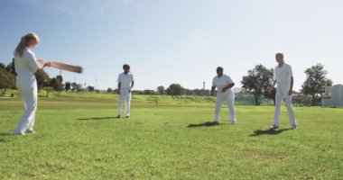 Kriket oynuyorlar, beyaz üniformalı kadınlar açık hava sporlarını seviyorlar. Takım çalışması, rekabet, yoldaşlık, egzersiz, eğlence
