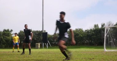 Futbol oynuyor, kaleci topu kurtarmak için dalarken takım gol atıyor. Spor, takım çalışması, aksiyon, rekabet, kutlama, zafer