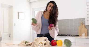 Hintli kadın modern mutfakta taze sebzeleri açıyor, sağlıklı yemek hazırlıyor. Yemek pişirme, yaşam tarzı, sağlıklı beslenme, beslenme, aşçılık, hazırlık
