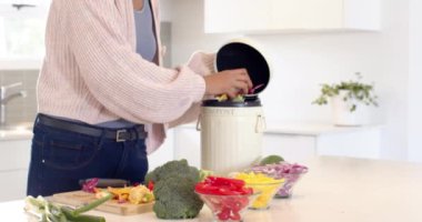 Hintli kadın mutfak artıklarını evde gübreleyip, çevre dostu yaşamı destekliyor. Sürdürülebilirlik, geri dönüşüm, sıfır atık, çevre, ev yapımı, yaşam tarzı