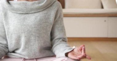 Evde meditasyon yaparken, yerde mumlarla yoga yaparken, fotokopi çekerken. Meditasyon, farkındalık, rahatlama, sağIık, sükunet, sükunet
