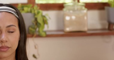 Saç bandı olan kadın evinde dinleniyor, bitkilerle ve doğal ışıkla çevrili, kopyalama alanı. Rahatlama, sükunet, sağlık, meditasyon, yaşam tarzı, yeşillik