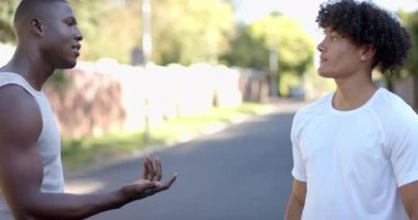 Güneşli bir günde dışarıda koşmak, iki çok ırklı erkek arkadaşın birlikte egzersiz yapması, uzayı kopyalaması. Fitness, Run, Egzersiz, takım çalışması, sağlıklı, arkadaşlık