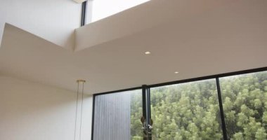 Geniş pencereli modern oturma odası, iki koltuk ve yuvarlak masa, kopyalama alanı. İç tasarım, ev, mobilya, çağdaş, minimalist