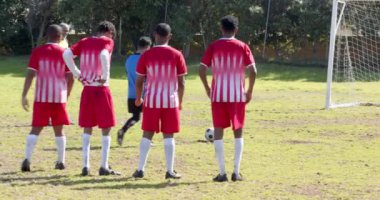 Futbol oynuyor, kaleciyle kaleye doğru topa vurmaya hazırlanıyor. futbol, atlet, spor, yarışma, aksiyon, eğitim