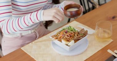 Erişteye baharat eklemek, kadın yemek masasında içkiyle yemek yiyor. Yemek, yemek, keyif, yemek, lezzet