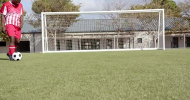 Futbol oynayan, Afro-Amerikan erkek sporcu sahada topa vuruyor, fotokopi çekiyor. spor, rekabet, eylem